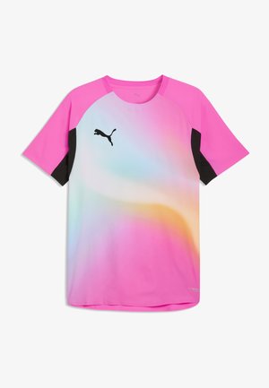 T-shirt de sport à manches courtes avec manches roses, panneaux intérieurs des manches noirs et un dégradé pastel à l'avant avec un logo Puma noir sur la poitrine.
