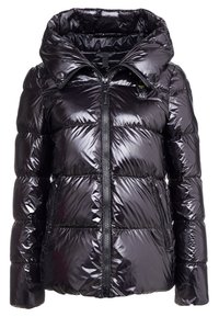 Czarna pikowana kurtka puchowa z błyszczącym wykończeniem, z wysokim kołnierzem, zamkiem błyskawicznym i poziomymi przeszyciami. Posiada boczne kieszenie.