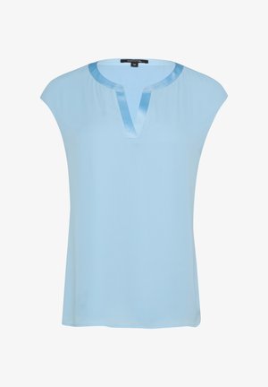 Haut bleu clair à manches courtes avec un col en V et des finitions en satin ; fabriqué en tissu lisse, il présente une coupe décontractée et des éléments de design minimaux.