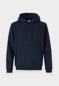 Marinblå hoodie gjord av mjuk tyg, har en framficka i kängurustil, justerbar dragsko på huvan samt ribbade muddar och nederkant.