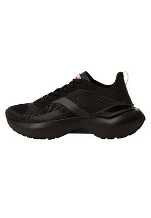 Schwarzer Sport-Sneaker mit dicker Sohle, Mesh- und synthetischem Obermaterial, Schnürverschluss und Zuglasche an der Ferse, seitliche Ansicht.