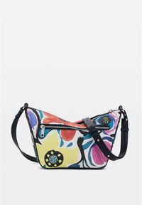 Borsa a spalla colorata realizzata in materiale canvas, con un motivo floreale in tonalità di rosso, blu e giallo, dotata di una tracolla nera e cerniere.