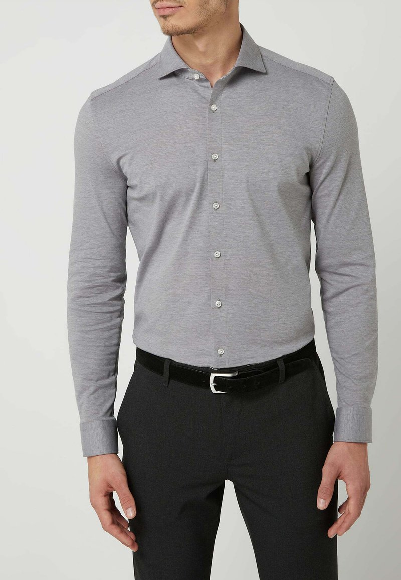 Graues Langarmhemd mit schmaler Passform, Button-down-Kragen und leichtem Stoff. Es besitzt eine glatte Textur und einen subtilen Glanz.