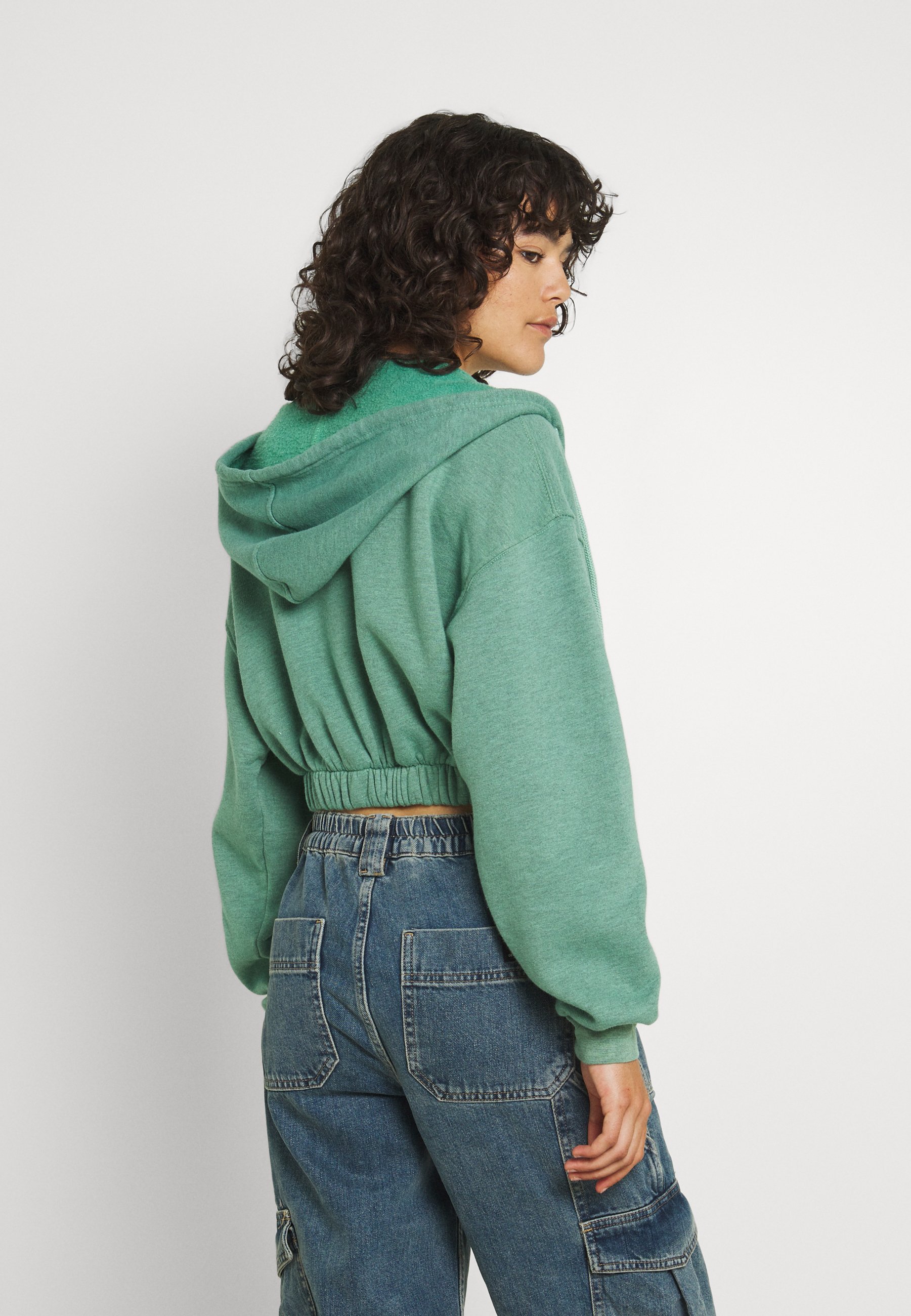 cropped zip up moletom com capuz urban outfitters