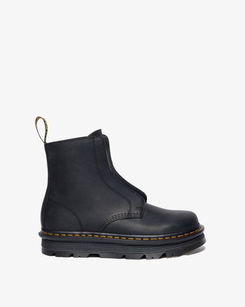 Musta nahast ankle boot elastsete külgpaneelidega, ümarate varvastega, kontrastse kollase õmblusega ja paksu kummitaldaga.