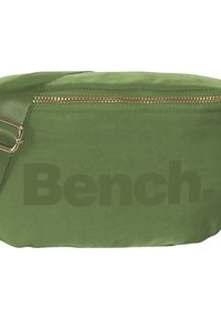 Groene stoffen tas met een gladde textuur, voorzien van een opvallend "Bench." logo in een donkere tint. Inclusief een gouden rits en een verstelbare schouderband.