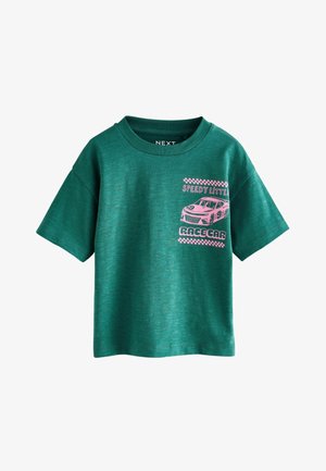 Grünes kurzärmliges T-Shirt aus weichem, strukturiertem Stoff mit einem Grafikmotiv eines rosa Autos, versehen mit dem Text "Speedy Little Racecar" und karierten Akzenten.