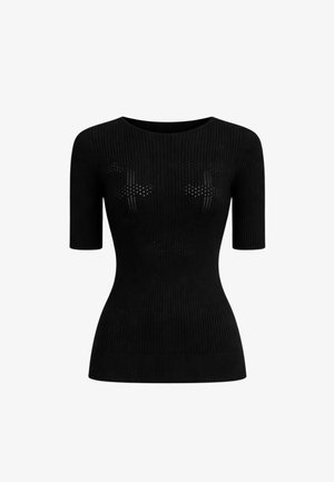 Maglione nero aderente a coste con maniche corte, piccole perforazioni a forma di croce sulla zona del petto e scollo rotondo.