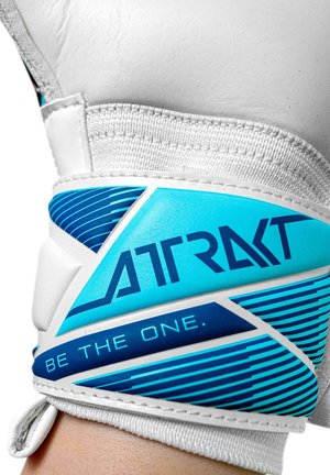 Nahaufnahme eines weißen und blauen Armbands mit dem Markennamen "ATTRAKT" und dem Slogan "BE THE ONE." an einem hellen Handgelenk.