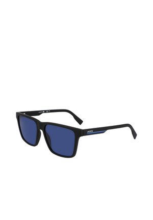 Occhiali da sole rettangolari neri con lenti blu. Montatura opaca con un sottile accento blu sulla stecca. Marchio Lacoste sul lato.
