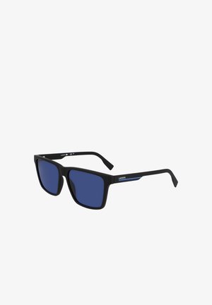 Occhiali da sole rettangolari neri con lenti blu. Montatura opaca con un sottile accento blu sulla stecca. Marchio Lacoste sul lato.