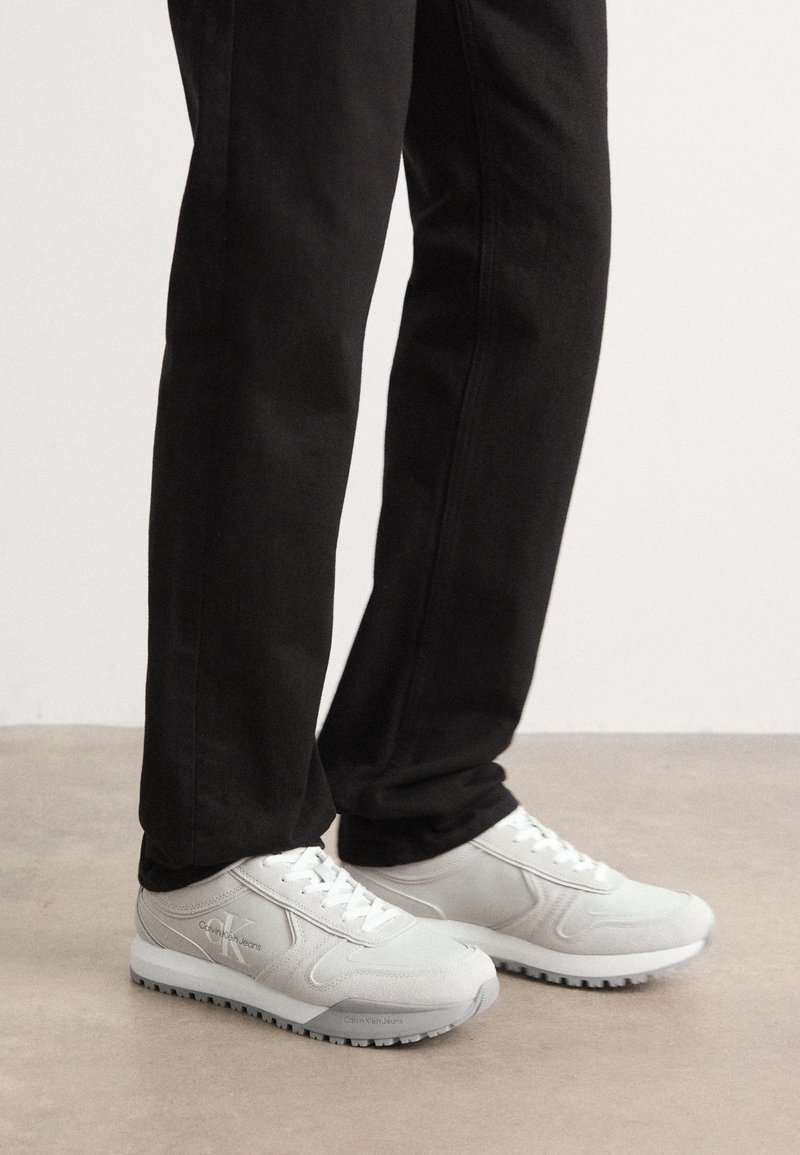 Calvin Klein Jeans TOOTHY RUNNER IRREGULAR LINES - Trainers - oyster ...
