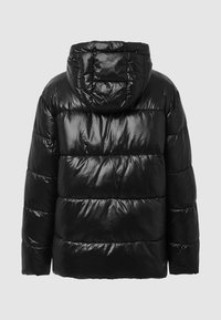 Giacca a vento nera, finitura lucida, dotata di cappuccio, design trapuntato con righe orizzontali e polsini elasticizzati. Vista posteriore mostrata.