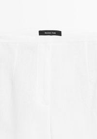 Weiße Leinenshorts mit flachem Bund, versehen mit einem schwarzen Etikett, auf dem "Massimo Dutti" steht. Leichte Textur, klare Linien, keine sichtbaren Details.