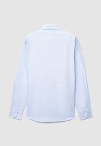 Hellblaues Langarmhemd aus strukturiertem Stoff. Verfügt über einen klassischen Kragen, Manschetten mit Knöpfen und ein dezentes Karomuster auf der Rückseite.