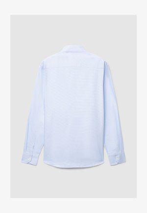 Hellblaues Langarmhemd aus strukturiertem Stoff. Verfügt über einen klassischen Kragen, Manschetten mit Knöpfen und ein dezentes Karomuster auf der Rückseite.