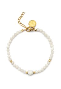 Bracciale in pietra bianca con perle sfaccettate, accenti dorati e un sicuro fermaglio a gancio. Include una catena dorata regolabile e un charm.