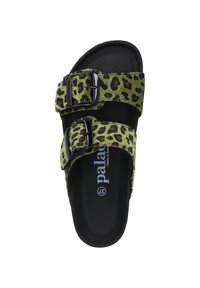 Grüne Leopardenmuster-Sandale mit doppelten schwarzen Schnallen, weichem Textil-Obermaterial und einer schwarzen gepolsterten Sohle. Markierung sichtbar auf der Innensohle.