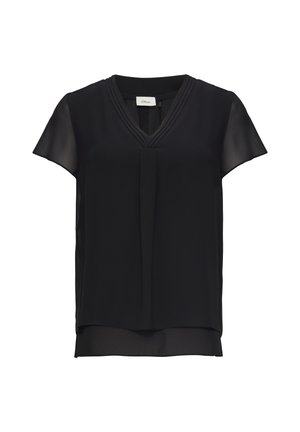 Blouse noire à manches courtes avec un décolleté en V, détails plissés et superposition en tissu transparent. Texture lisse et silhouette décontractée.
