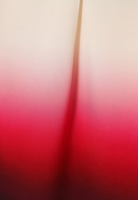 Tissu dégradé passant d'un beige crémeux en haut à un rouge vif en bas, présentant une texture lisse et un flux de couleur continu.