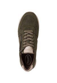 Sneaker in suede verde oliva con dettagli beige, dotato di punta arrotondata, chiusura con lacci e zip laterale. Interno morbido e suola in gomma.