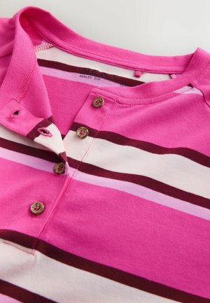 Rozā svītraina Henley topi ar apkakli, trim pogām un mīkstu audumu. Raksturīgas mainīgas rozā un tumši bordo svītras.