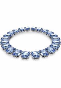 Pietre prețioase albastre, de formă rectangulară, montate în pronguri de argint, formează un colier circular. Pietrele prezintă o textură limpede și strălucitoare, cu un design elegant.