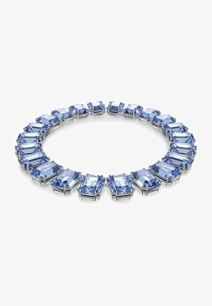 Blauwe rechthoekige edelstenen gezet in zilveren klauwen vormen een ronde ketting. De stenen vertonen een heldere, glinsterende textuur en een elegant ontwerp.