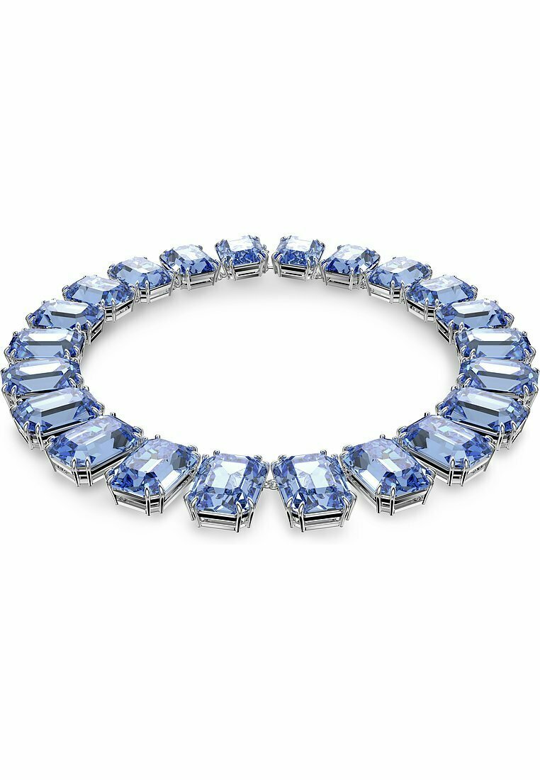 Pietre prețioase albastre, de formă rectangulară, montate în pronguri de argint, formează un colier circular. Pietrele prezintă o textură limpede și strălucitoare, cu un design elegant.