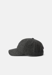 Gorra de béisbol gris con una corona redondeada y un visor curvado, que presenta detalles de paneles cosidos y un botón en la parte superior.