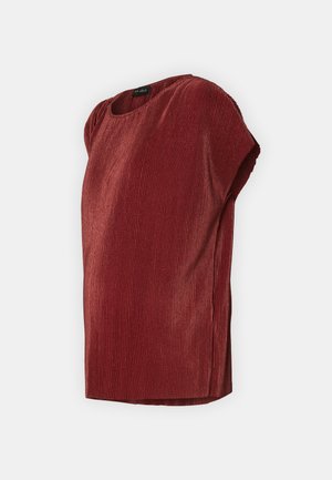 Haut rouge à côtes avec des manches courtes, un col rond et une coupe décontractée. Tissu doux avec des rayures verticales, présentant des fentes sur les côtés à l'ourlet.