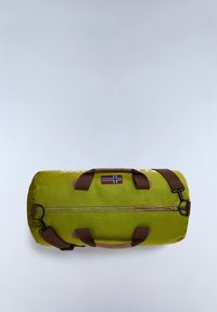 Sac de voyage cylindrique vert avec poignées et bretelles marron, une fermeture éclair horizontale et un petit patch du drapeau de la Norvège sur le dessus.