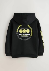 Sweat-shirt noir à capuche, avec un graphique rond de visages souriants en jaune et texte blanc, éléments de design en couches dans le dos.