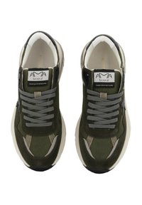 Sneakers verde in suede e rete con lacci grigi, un tallone bianco e accenti beige. Presentano un logo sulla linguetta e una suola texturizzata.