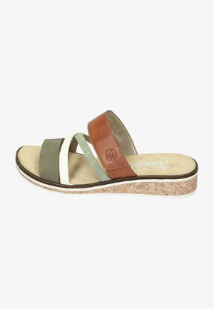 Multicolor slide sandalen met bruine leren en elastische banden in groen, wit en olijfgroen. Gecurved kurken wig zool met witte afwerking.