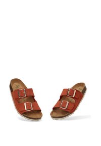Sandalias de ante rojo con dos correas ajustables, hebillas plateadas y una plantilla de corcho marrón. Suela texturizada para agarre, diseño de punta abierta.