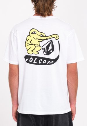 Witte katoenen T-shirt met een grote, gele cartoonfiguur en een zwart "Volcom" logo op de achterkant, met een relaxte pasvorm en korte mouwen.
