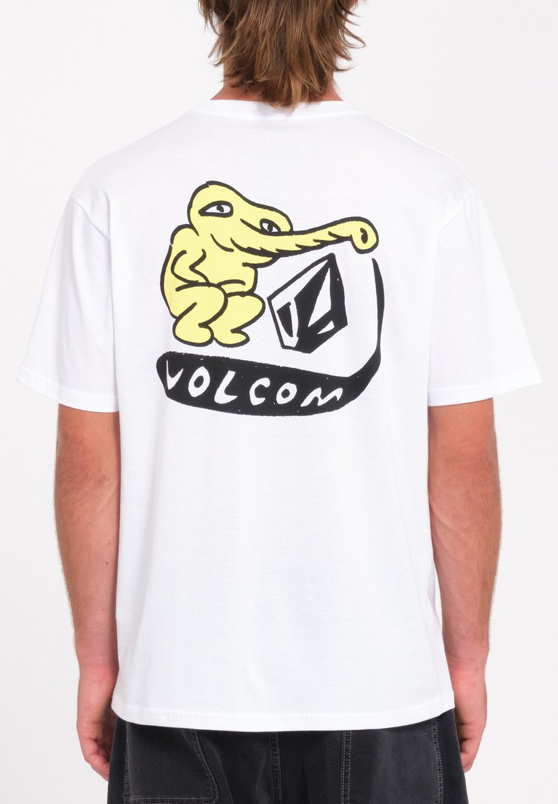 Witte katoenen T-shirt met een grote, gele cartoonfiguur en een zwart "Volcom" logo op de achterkant, met een relaxte pasvorm en korte mouwen.