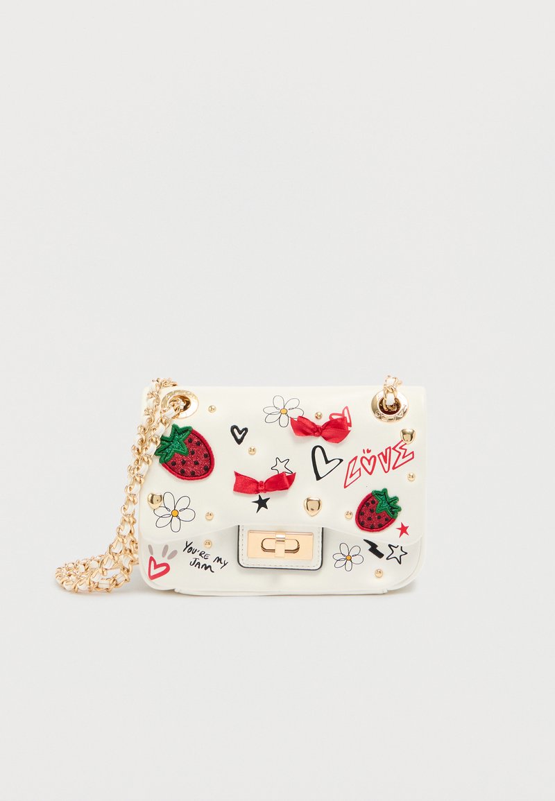 Geantă de mână albă sintetică cu curea din lanț auriu, împodobită cu fructe colorate, funde și modele cu text, având o cataramă aurie.
