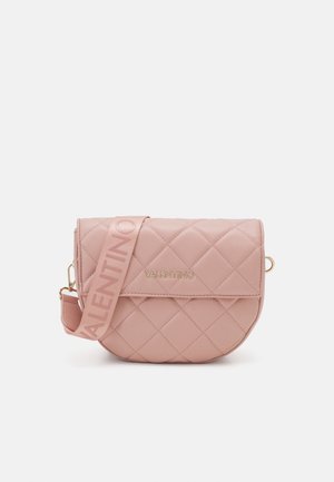 Sac bandoulière matelassé rose Valentino avec logo doré, rabat arrondi et large sangle d'épaule de marque sur fond blanc.