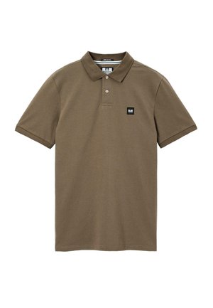 Hnedý polo tričko s krátkym rukávom, dvoma gombíkmi, golierom a malým čiernym štvorecovým logom na ľavej hrudi na bielom pozadí.