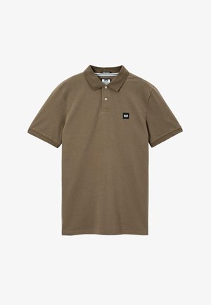 Barna, rövid ujjú póló ing, két gombbal, gallérral és kis fekete négyzet alakú logóval a bal mellkason, fehér háttér előtt.