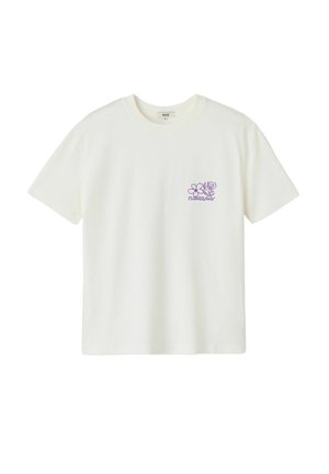T-shirt en coton blanc avec un décolleté rond, des manches courtes et un design floral violet sur la poitrine gauche, qui comprend le texte "CHAMP de FLEURS".