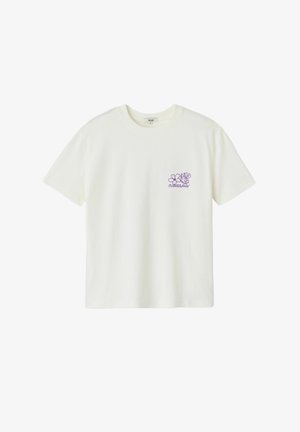 T-shirt en coton blanc avec un décolleté rond, des manches courtes et un design floral violet sur la poitrine gauche, qui comprend le texte "CHAMP de FLEURS".