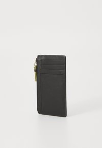 Crni kožni držač za kartice s višestrukim utorima za kartice, zatvorenim odjeljkom i glatkom teksturom. Elegantnog, pravokutnog oblika s minimalnim dizajnom.