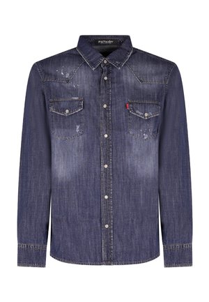 Ciemnoniebieska koszula z długim rękawem z denimu z zatrzaskami, dwie przednie kieszenie na patki z guzikami, delikatne wyblakłe i postarzane detale oraz zakończony spiczasty kołnierzyk.