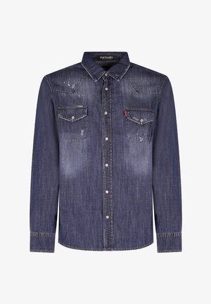 Donkerblauw denim overhemd met lange mouwen, drukknopen, twee voorzakken met knoopklep, licht vervaagde en verweerde details, en een puntige kraag.
