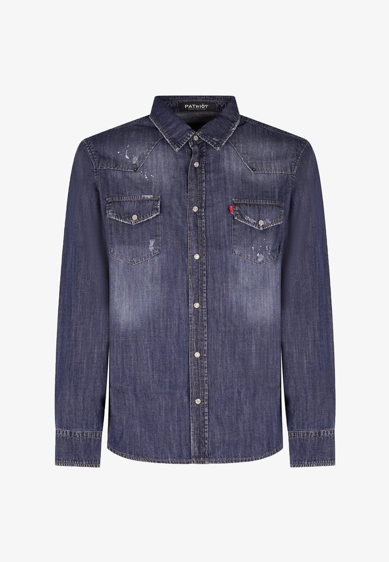 Camisa de mezclilla azul oscuro de manga larga con botones de presión, dos bolsillos delanteros con solapa y botón, detalles ligeramente desteñidos y desgastados, y un cuello puntiagudo.