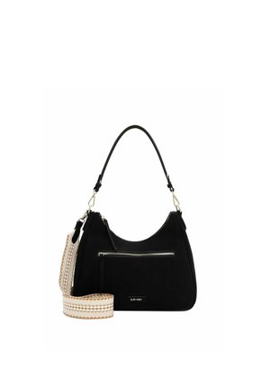 Zwarte schoudertas met voorkant ritsvak, korte handgreep en afneembare beige-wit gestreepte schouderriem.