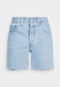 Světle modré džínové šortky s vysokým pasem, opraným okrajem a pěti kapsami. Obsahují kovové knoflíky a kontrastní oranžové šití.